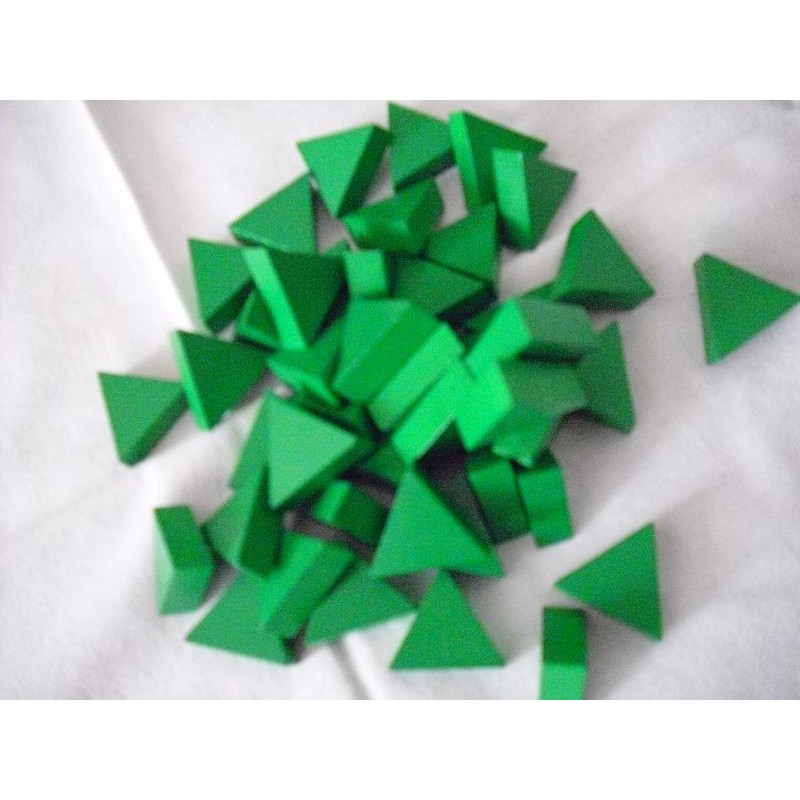 zelené dřevěné trojúhelníky